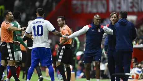 ¡Deportividad ante todo! Aguirre 'obligó' a Gallardo a disculparse con Paunovic