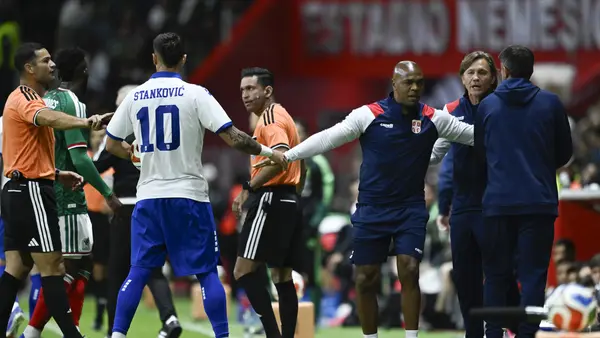 ¡Deportividad ante todo! Aguirre 'obligó' a Gallardo a disculparse con Paunovic
