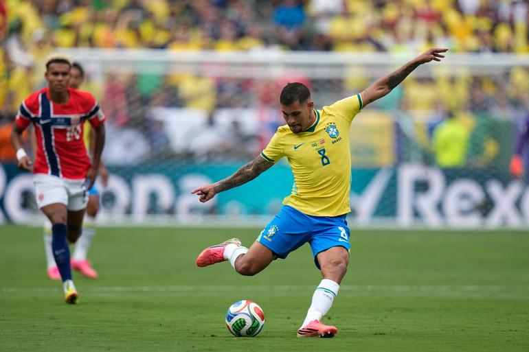 Bruno Guimarães, jugador de Brasil | AP