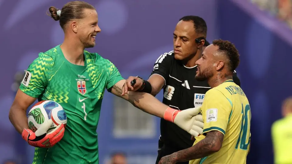 Neymar Jr. y Oerjan Nyland | AP