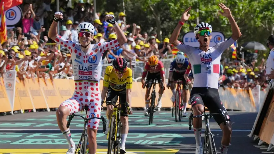 Isaac del Toro y Tadej Pogacar en la segunda etapa del Tour de France 2026 | AP