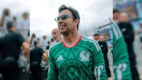 Checo Pérez apoyando al Tri en Inglaterra