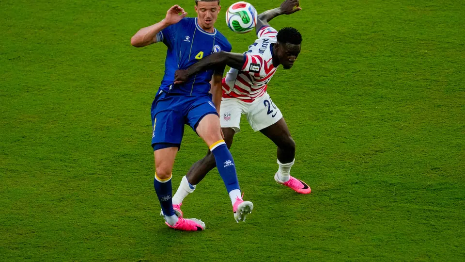 Balogun fue expulsado por este pisotón ante Bosnia y Herzegovina | AP