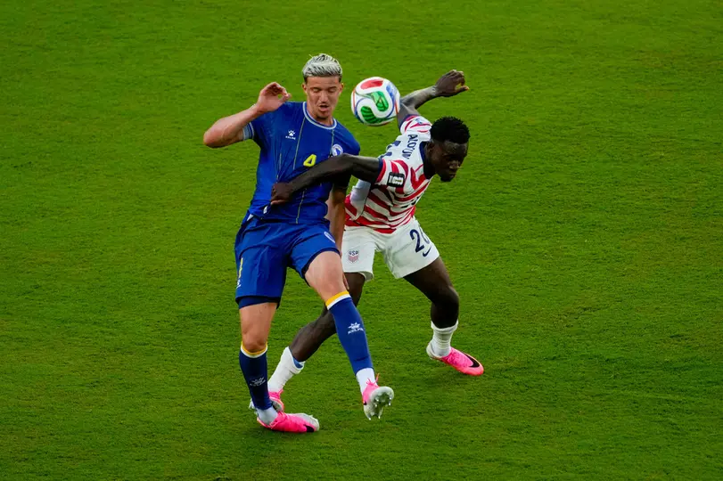 Balogun fue expulsado por este pisotón ante Bosnia y Herzegovina | AP