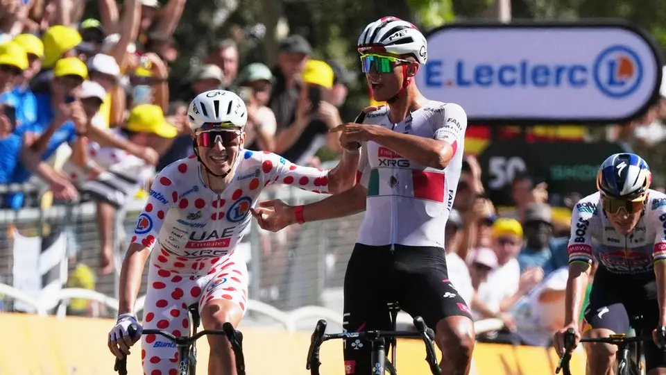 Isaac del Toro y Tadej Pogacar en la segunda etapa del Tour de France 2026 | AP