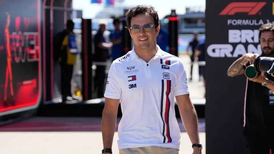 Checo Pérez en el paddock del Gran Premio de Gran Bretaña | AP
