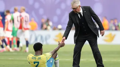 Carlo Ancelotti y Vinicius Jr. protagonizan emotiva imagen en la despedida de Brasil