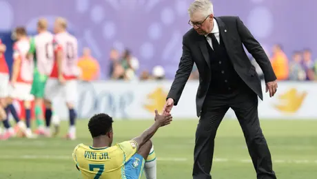 Carlo Ancelotti y Vinicius Jr. protagonizan emotiva imagen en la despedida de Brasil