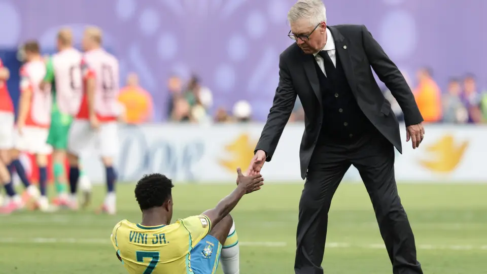 Carlo Ancelotti y Vinicius Jr. protagonizan emotiva imagen en la despedida de Brasil