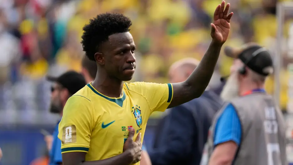 Vinícius Jr. se disculpa con los aficionados por la eliminación de Brasil | AP