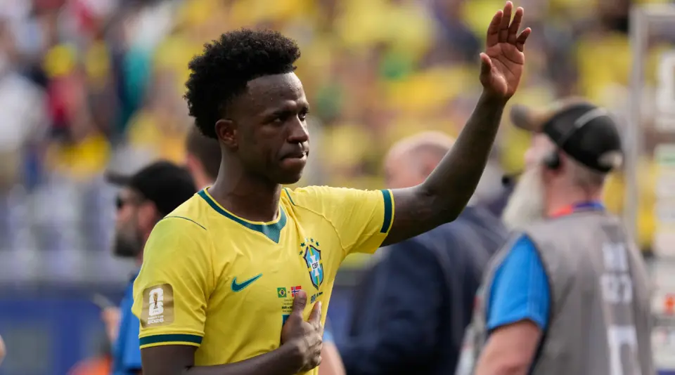 Vinícius Jr. se disculpa con los aficionados por la eliminación de Brasil | AP