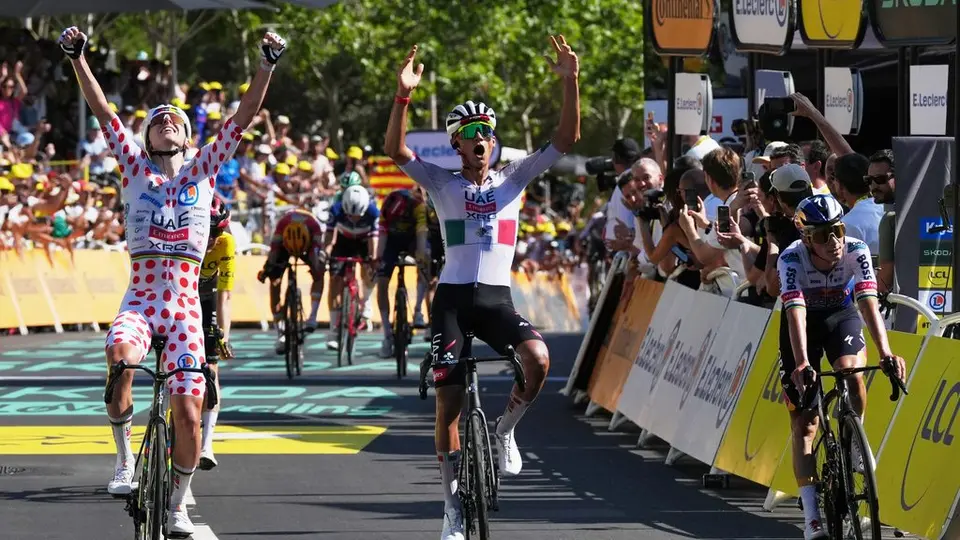 Isaac del Toro y Tadej Pogacar en la segunda etapa del Tour de France 2026 | AP