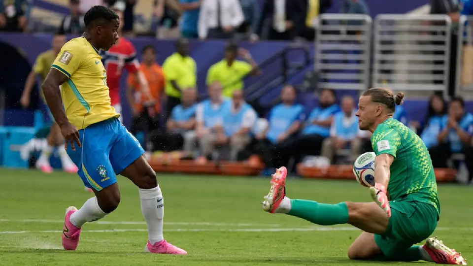 Endrick protagoniza terrible falla en el Brasil vs Noruega