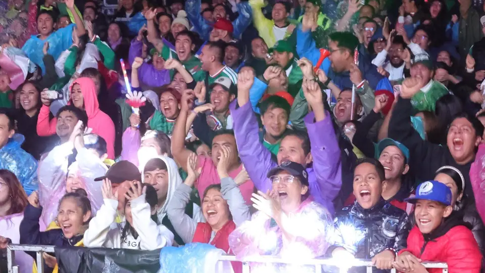 De acuerdo con la UNAM, millones de mexicanos dejan de lado sus diferencias políticas e ideológicas mientras apoyan a la Selección Mexicana./ X: @ClaraBrugadaM