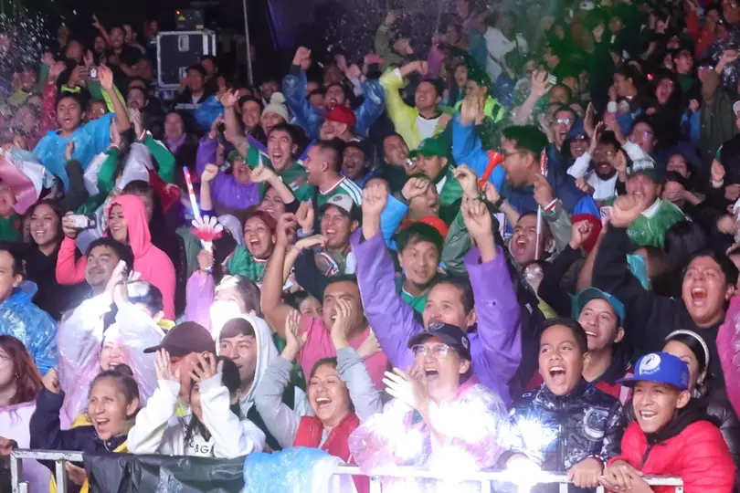 De acuerdo con la UNAM, millones de mexicanos dejan de lado sus diferencias políticas e ideológicas mientras apoyan a la Selección Mexicana./ X: @ClaraBrugadaM