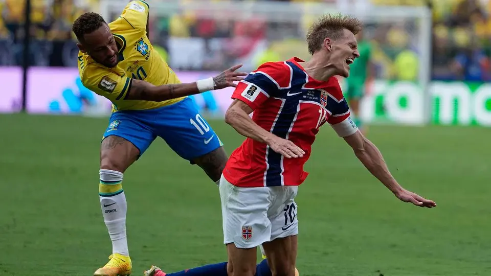 Neymar Jr. con Oedegaard | AP