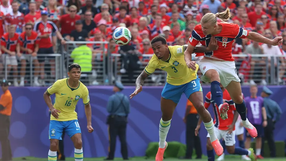 Erling Haaland, en acción de gol con Noruega | AP