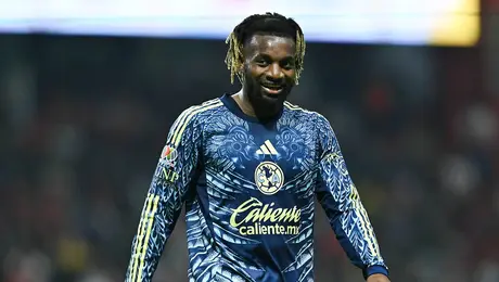 Allan Saint-Maximin, ex de América, se gana el odio de Paraguay por burla en redes