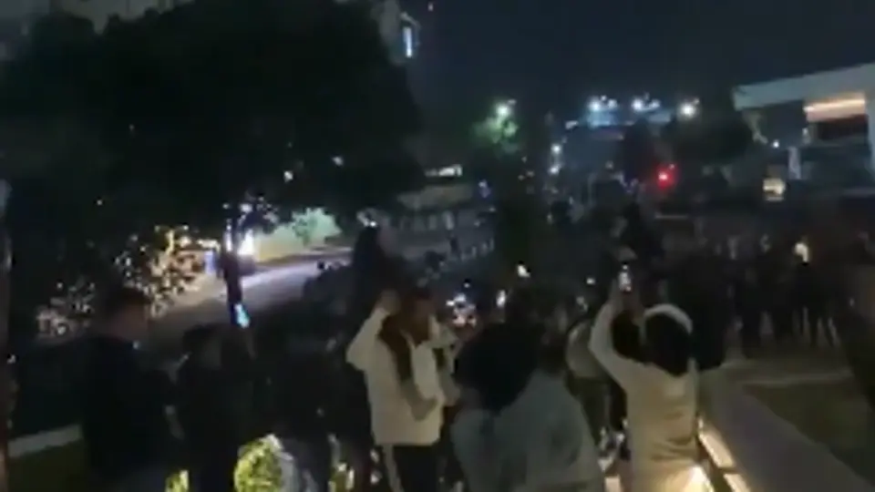 Aficionados mexicanos en las afueras del hotel de Inglaterra | CAPTURA DE PANTALLA