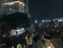 Aficionados mexicanos en las afueras del hotel de Inglaterra | CAPTURA DE PANTALLA