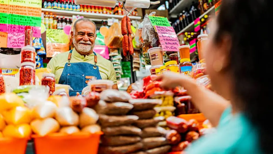 La organización de pequeños comerciantes alertó que la intervención del crimen organizado impacta el abasto de productos y la economía de las tienditas. / iStock