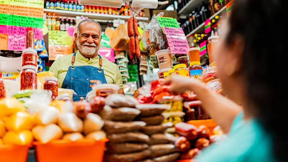 La organización de pequeños comerciantes alertó que la intervención del crimen organizado impacta el abasto de productos y la economía de las tienditas. / iStock