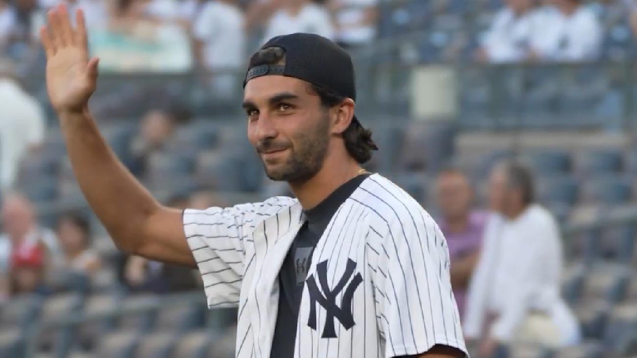 El héroe del Mundial Ferran Torres, de España, hace el primer lanzamiento en Yankee Stadium