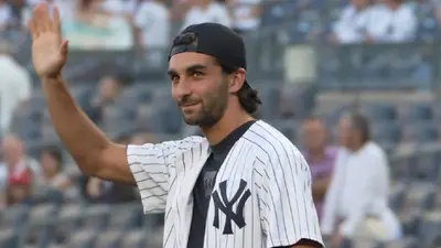 El héroe del Mundial Ferran Torres, de España, hace el primer lanzamiento en Yankee Stadium
