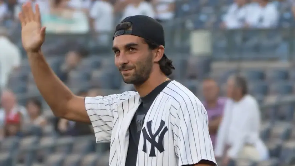 El héroe del Mundial Ferran Torres, de España, hace el primer lanzamiento en Yankee Stadium