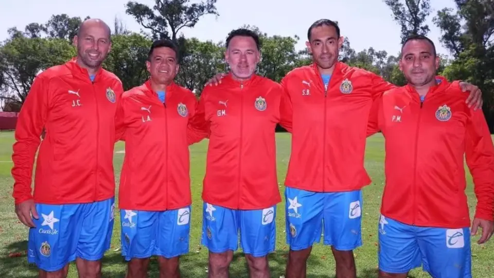 Gabriel Milito y su cuerpo técnico | X: @Chivas