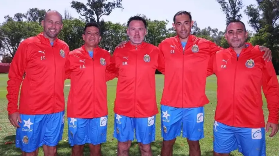 Gabriel Milito y su cuerpo técnico | X: @Chivas