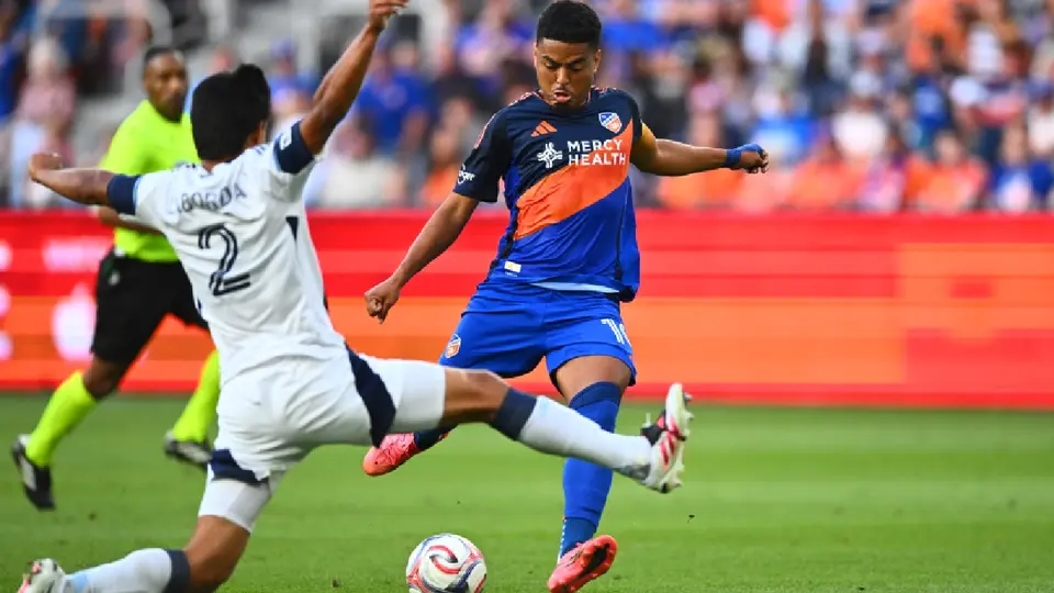 Evander, jugador de Cincinnati, sacando un remate | AP