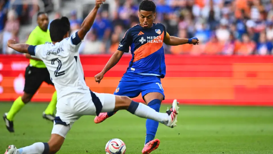 Evander, jugador de Cincinnati, sacando un remate | AP