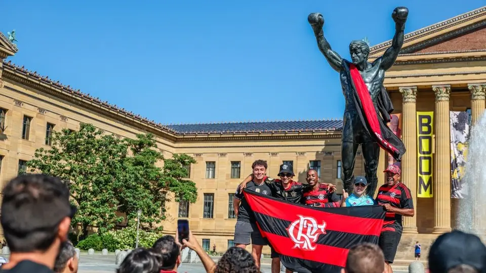 Afición de Flamengo con la estatua de Rocky en el Mundial de Clubes 2025 | AFP