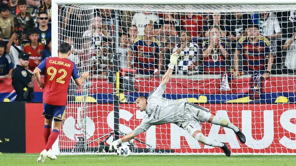 Nahuel Guzmán en la tanda de penales ante Real Salt Lake | MEXSPORT