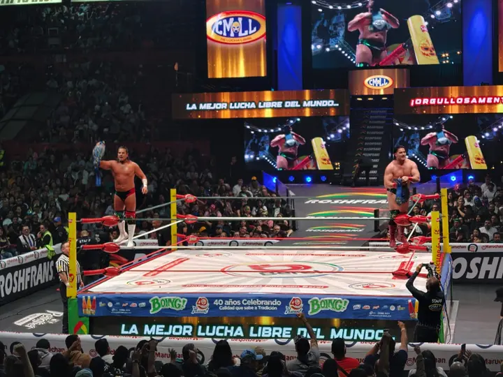 Ángel de Oro y Niebla Roja ganaron y retuvieron en contra de Douki y Yujiro Tanahashi | Mauricio Díaz