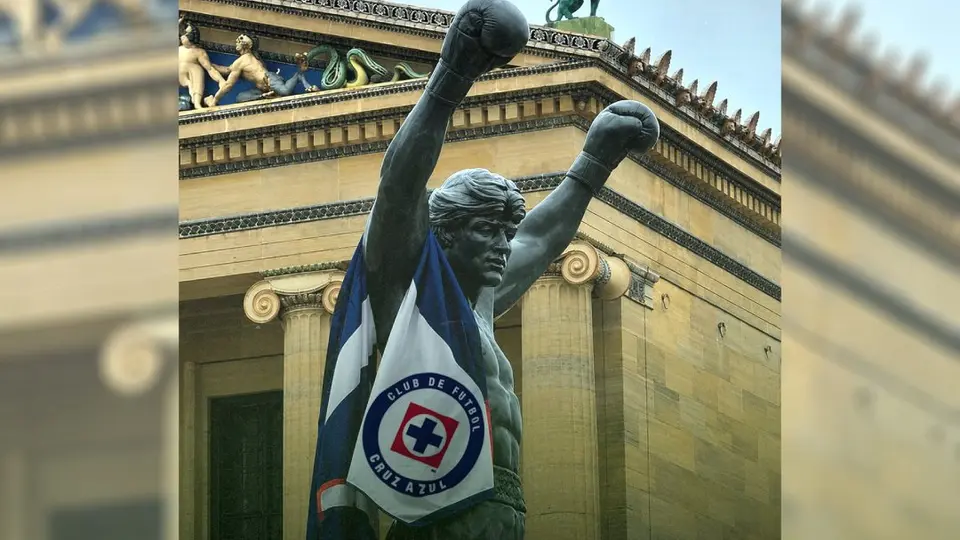 La estatua de Rocky con la bandera de Cruz Azul | X: @CruzAzul