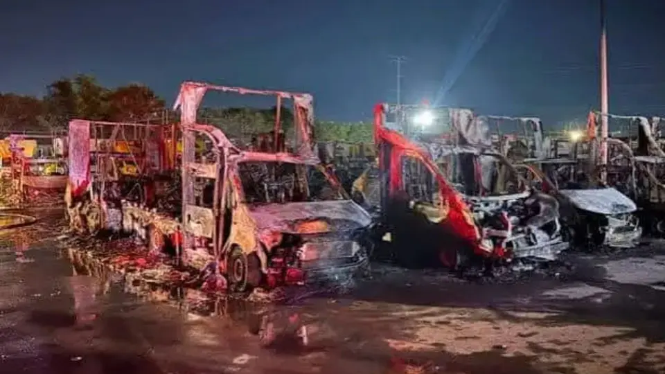 El incendio consumió por completo 40 camiones repartidores de Sabritas / Redes Sociales