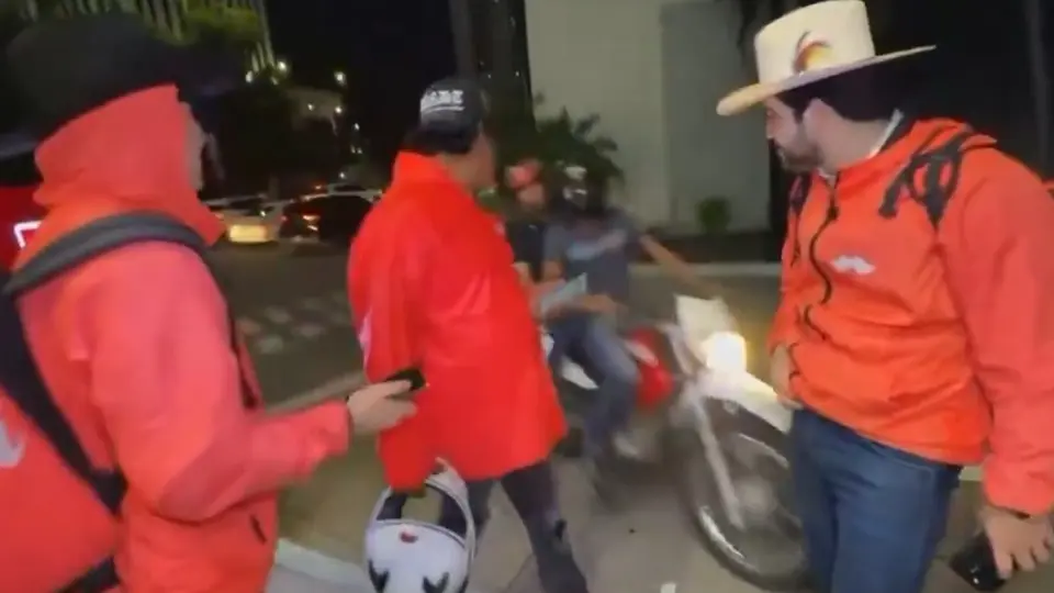Las imágenes muestran que una motocicleta pasó por la zona minutos antes del ataque y posteriormente regresó al lugar./ Captura de pantalla