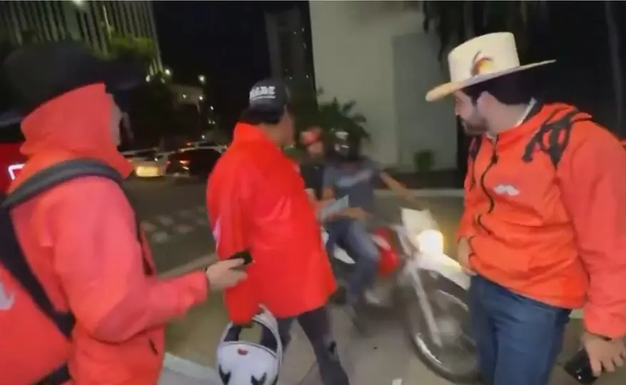 Las imágenes muestran que una motocicleta pasó por la zona minutos antes del ataque y posteriormente regresó al lugar./ Captura de pantalla