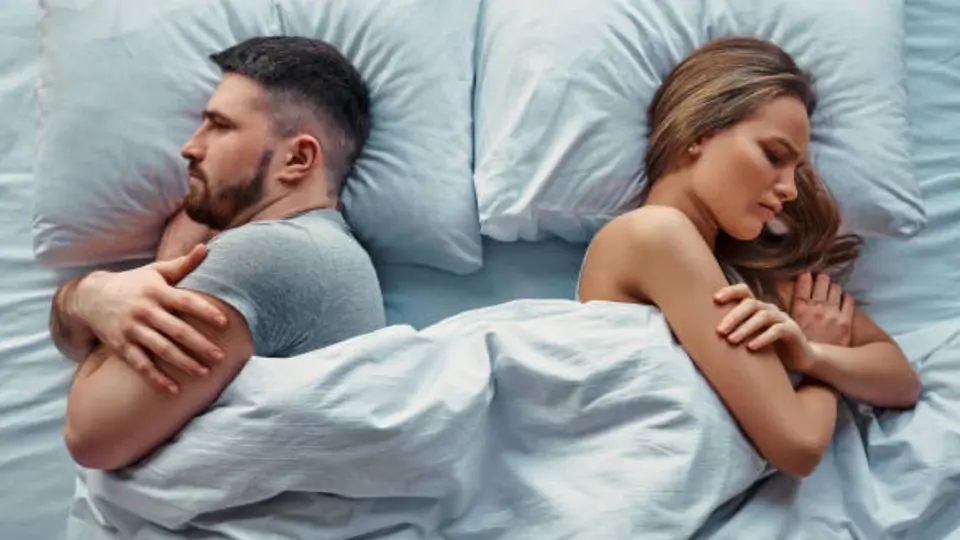 La sinceridad tardía de su pareja abrió una herida: ella se pregunta si debe valorar la confesión o sentirse traicionada por el silencio. / iStock