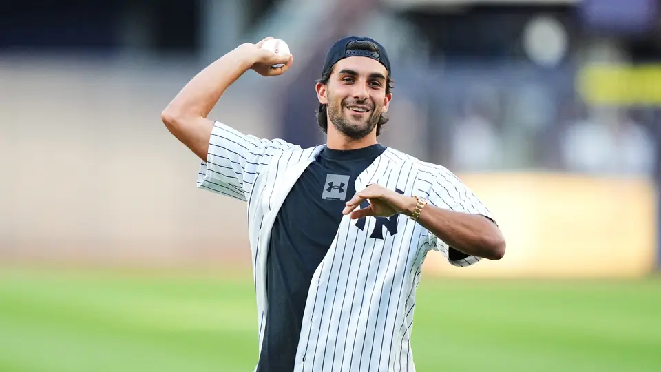 Ferrán Torres lanzando la primera bola en un partido de los Yankees | AP
