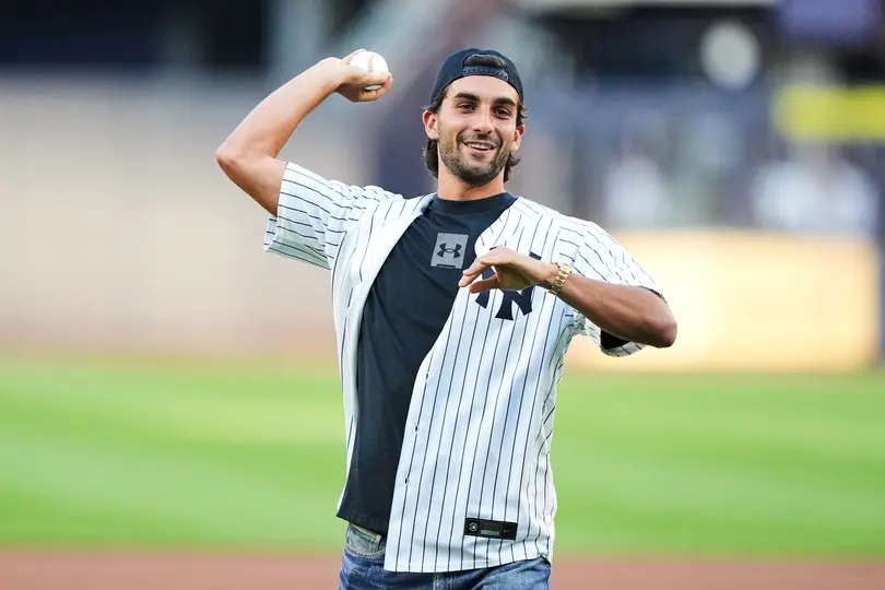 Ferrán Torres lanzando la primera bola en un partido de los Yankees | AP