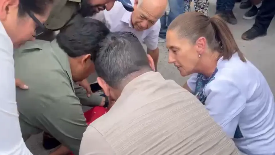 La presidenta Claudia Sheinbaum acudió a auxiliar a una mujer adulta mayor que perdió el conocimiento tras el evento en San Luis Potosí. / X