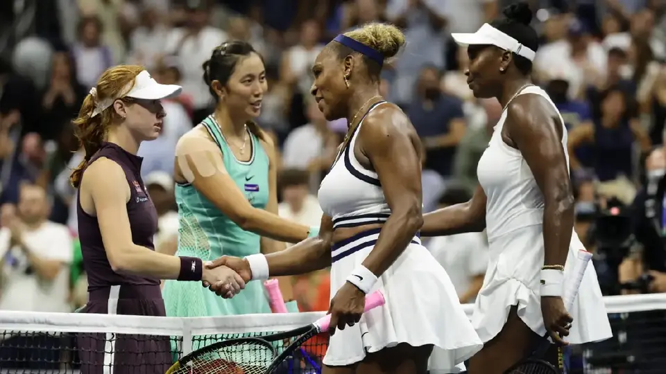 Serena y Venus Williams caen en su regreso al Abierto de Estados Unidos