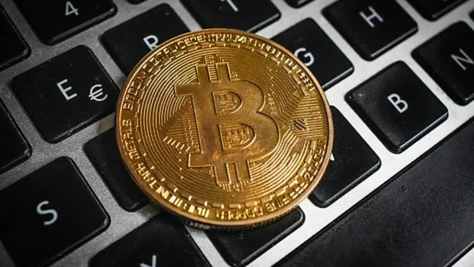 Una caja fría de Bitcoin permite mantener las claves privadas de una cartera fuera de internet para reducir la exposición a ataques digitales. / iStock