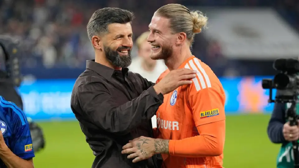 Miron Muslic, y el portero Loris Karius | AP