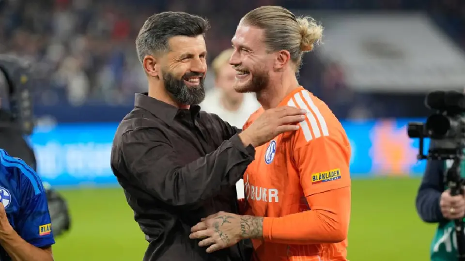 Miron Muslic, y el portero Loris Karius | AP