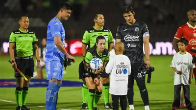 Katia Itzel protagoniza emotivo momento en ceremonia de Liga MX