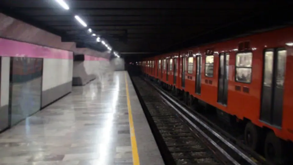 Una mujer murió luego de desvanecerse y caer a la zona de vías en la estación Chapultepec del Metro CDMX. / iStock